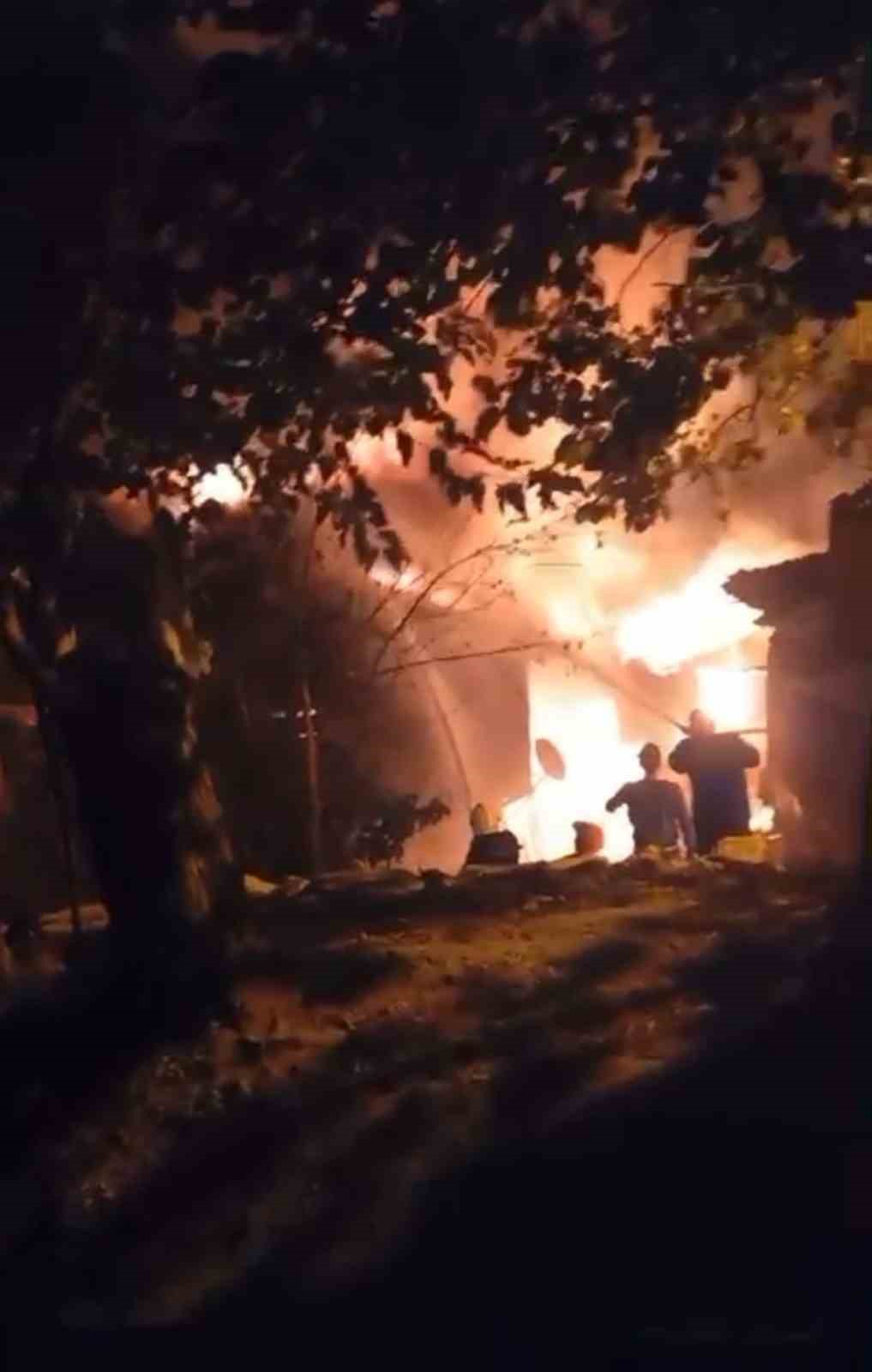 BURSA'NIN ORHANELİ İLÇESİNDE MEYDANA GELEN YANGINDA, 3 EV KULLANILAMAZ HALE