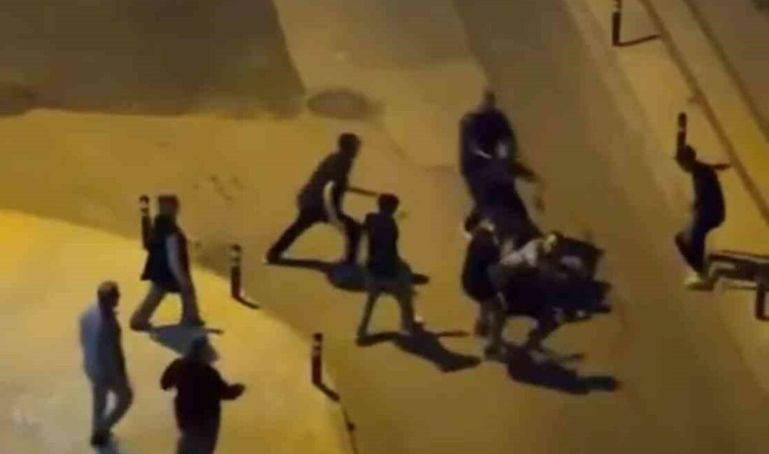 Bursa’da 5 kişinin 1 kişiyi darp ettiği anlar kamerada BURSA’DA ALACAK VERECEK NEDENİYLE CADDE ÜZERİNDE BULUŞAN İKİ KİŞİ SÖZLÜ