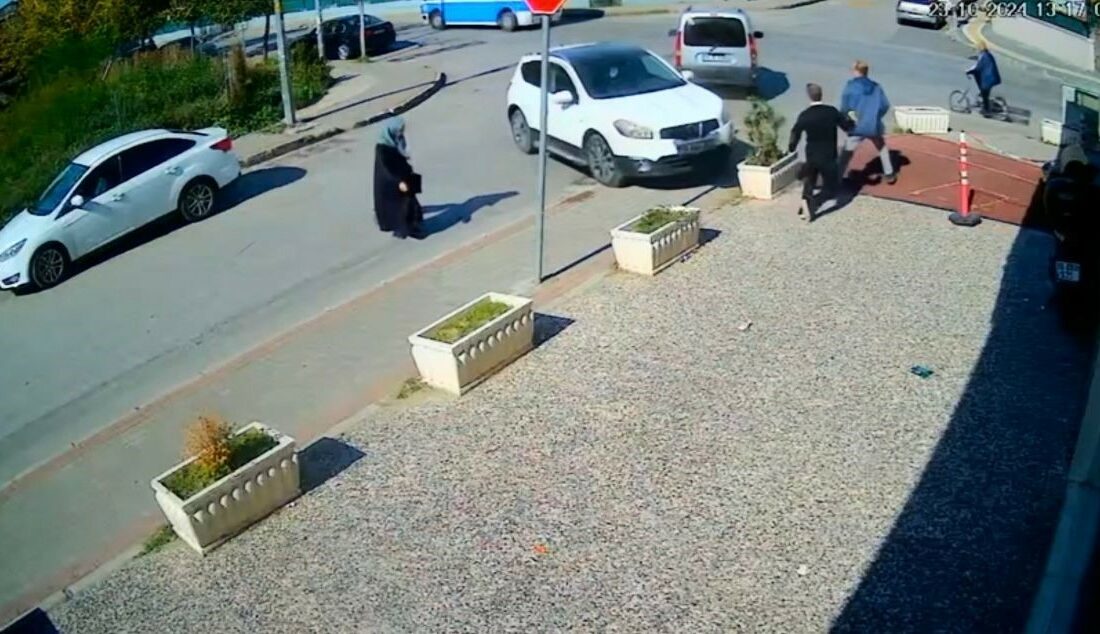 BURSA'DA BİR SÜRÜCÜ, AYAĞINI GAZDAN ÇEKMEYİ UNUTUNCA KALDIRIMA ÇIKTI. KALDIRIMDA