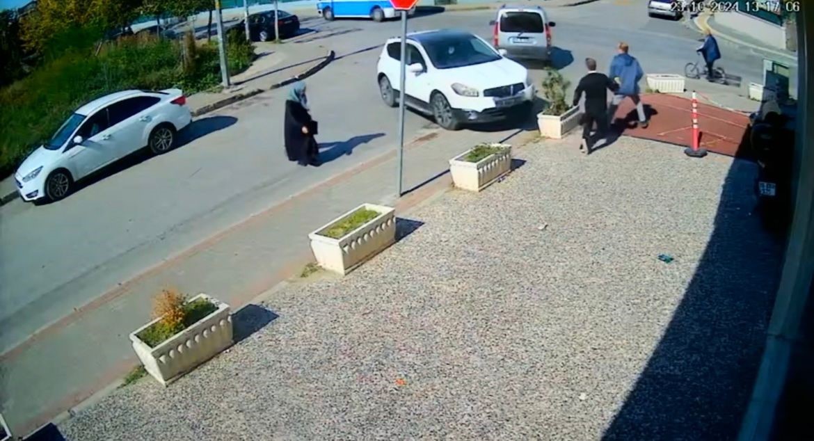 BURSA'DA BİR SÜRÜCÜ, AYAĞINI GAZDAN ÇEKMEYİ UNUTUNCA KALDIRIMA ÇIKTI. KALDIRIMDA