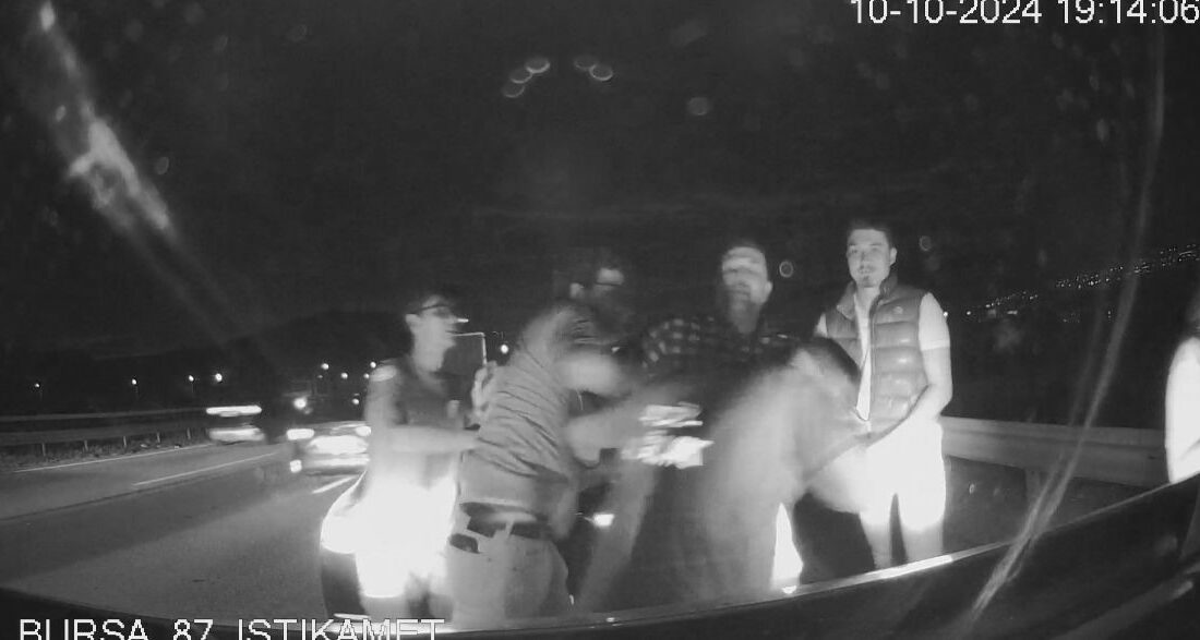 Bursa’da ambulans şoförüne yumruk atan şahıs tutuklandı BURSA'DA HASTA TAŞIYAN 112 AMBULANS ŞOFÖRÜ TRAFİKTE YOL VERME MESELESİ