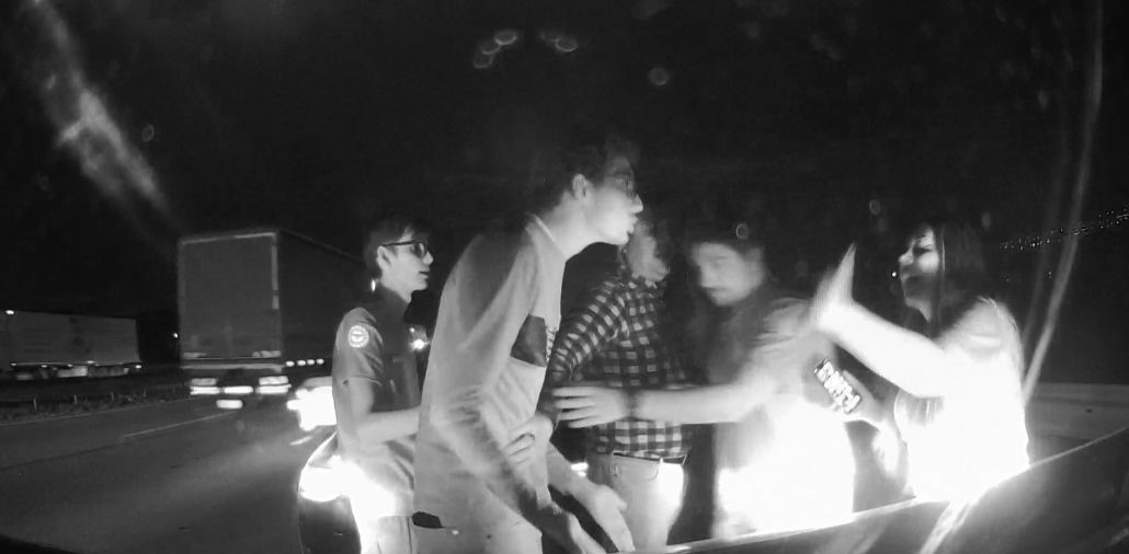 AMBULANSIN ÖNÜNÜ KESEN ARAÇTAN İNEN GENÇ AMBULANS ŞOFÖRÜNÜ BÖYLE YUMRUKLADI