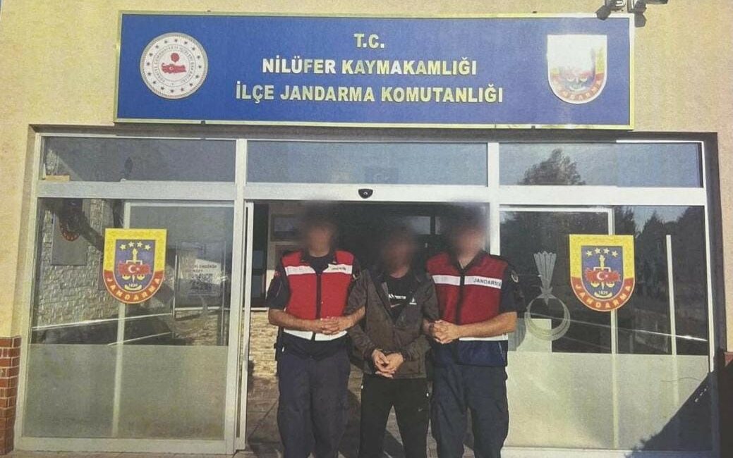 Bursa’da çeşitli suçlardan aranan 2 şahıs yakalandı BURSA İL JANDARMA KOMUTANLIĞINA BAĞLI JASAT EKİPLERİ GERÇEKLEŞTİRDİĞİ OPERASYONLA ÇEŞİTLİ