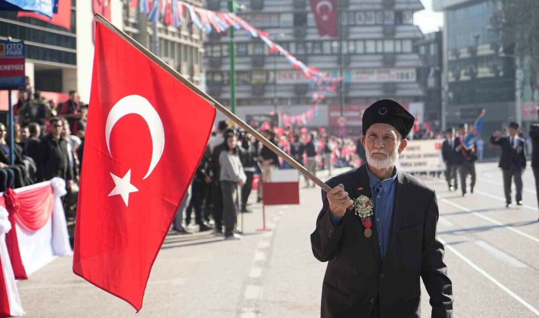 BURSA'DA CUMHURİYET'İN İLANININ 101. YILDÖNÜMÜ BÜYÜK COŞKUYLA KUTLANDI. KUTLAMALARA BİNLERCE