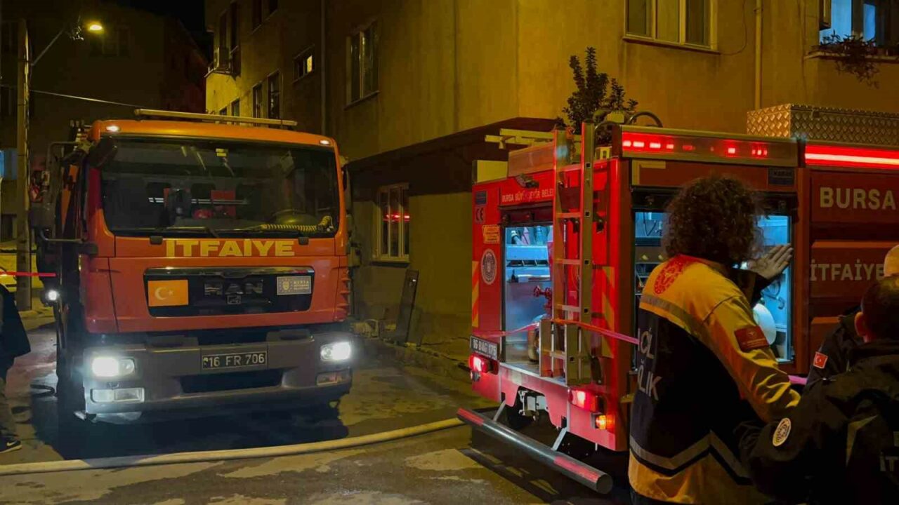 BURSA'NIN OSMANGAZİ İLÇESİNDE BİR EVDE ÇIKAN YANGINDA YATALAK HASTA AĞIR