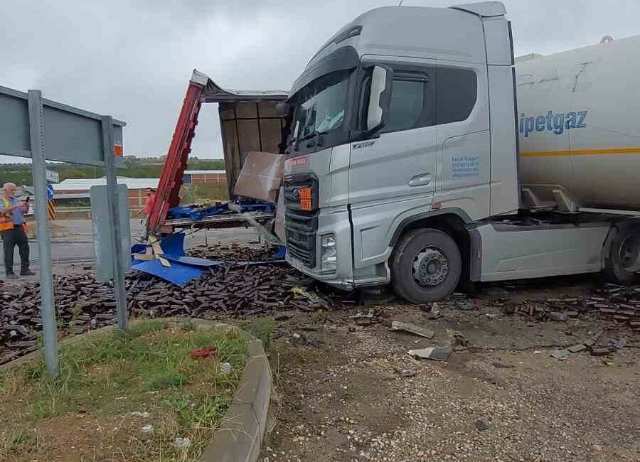 BURSA’DA FECİ KAZA : 2 YARALI