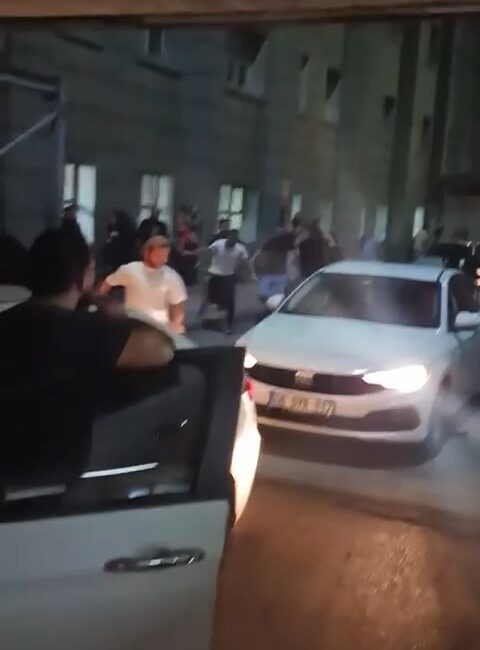 Bursa’da hasta yakınları birbirine girdi BURSA'DA HASTA YAKINLARI BİRBİRİNE GİRDİ