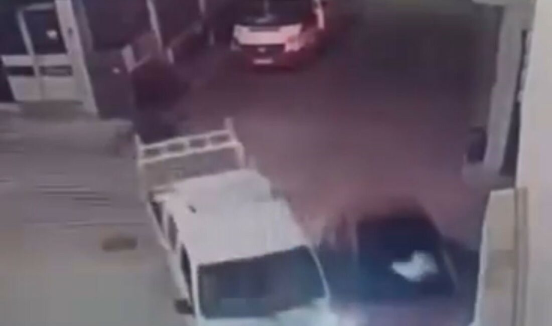 Bursa’da kamyonet ile otomobilin çarpıştığı kaza kamerada BURSA’DA KAMYONET İLE OTOMOBİLİN ÇARPIŞTIĞI KAZA KAMERADA