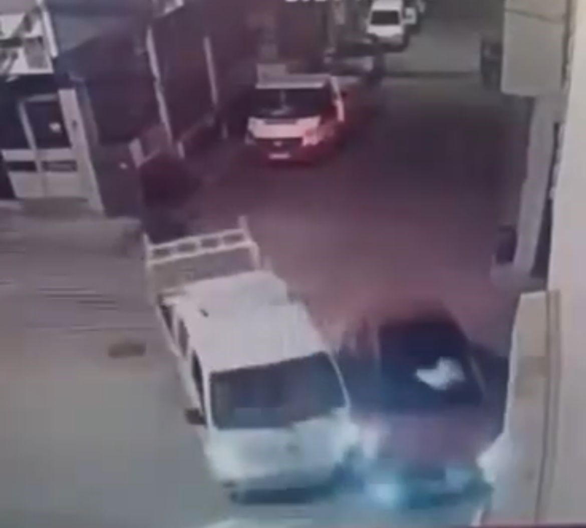 BURSA’DA KAMYONET İLE OTOMOBİLİN ÇARPIŞTIĞI KAZA KAMERADA