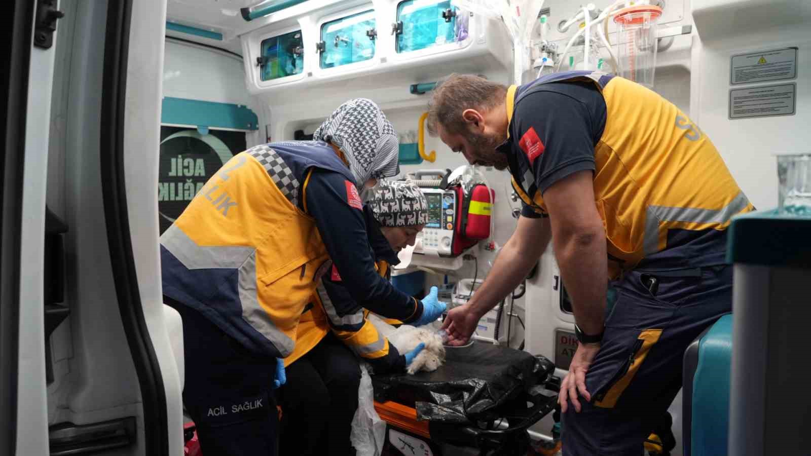 BURSA'DA KERESTE FABRİKASI YANGININDA YÜREKLERİ ISITAN GÖRÜNTÜLER