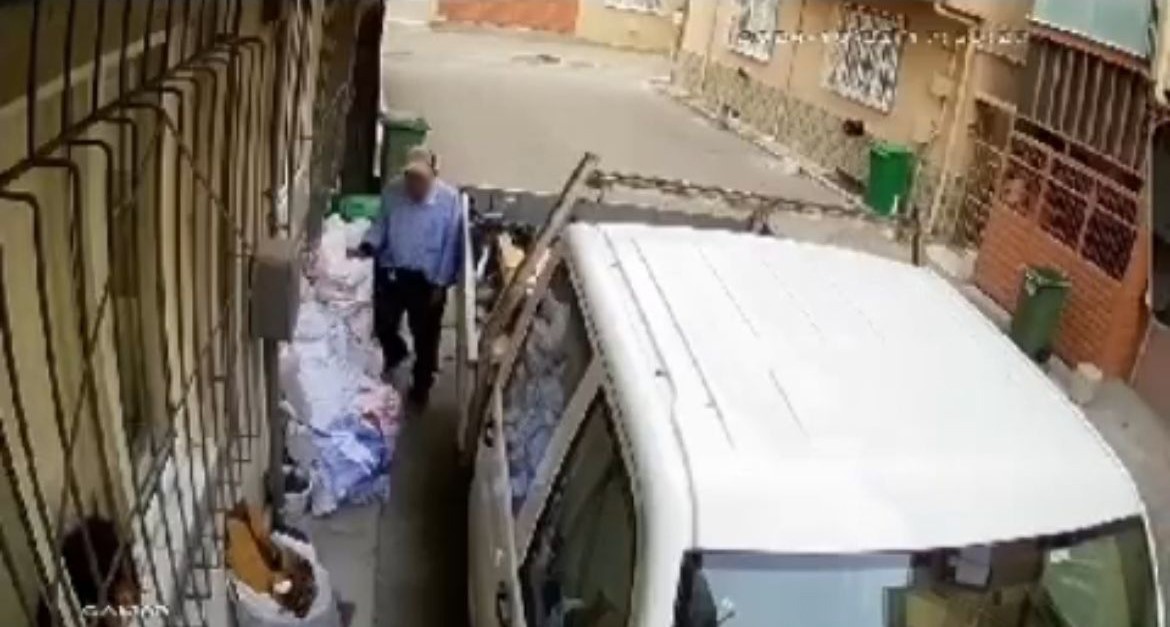 BURSA'DA BİR KİŞİ, EVİNİN PENCERESİNDEN SOKAĞA BAKAN KIZ ÇOCUĞUNA TACİZDE