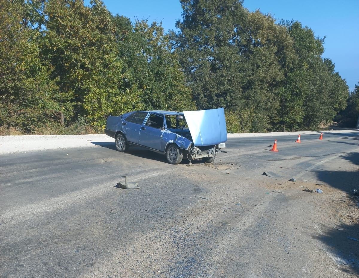 BURSA'NIN İNEGÖL İLÇESİNDE MEYDANA GELEN KAZADA KONTROLDEN ÇIKAN OTOMOBİL YAMACA