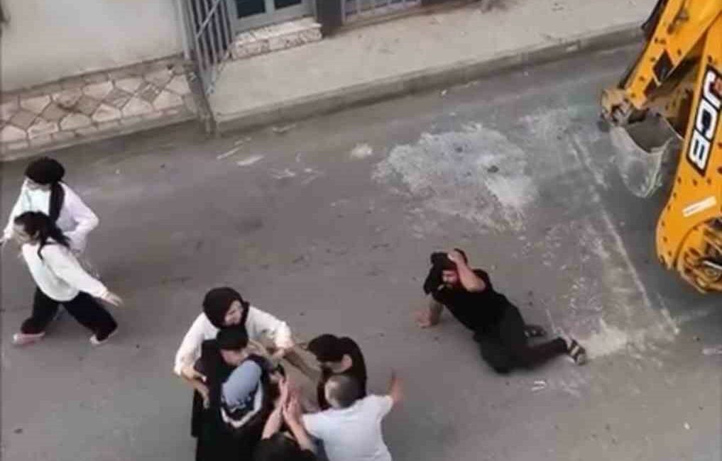 Bursa’da kürekli yumruklu kavga kamerada BURSA’DA KÜREKLİ YUMRUKLU KAVGA KAMERADA