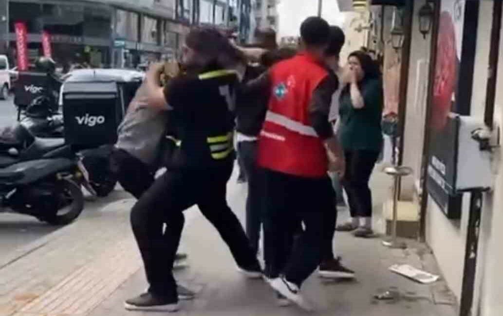 Bursa’da kuryelerin sopalı yumruklu kavgası kamerada BURSA'DA İKİ KURYE ARASINDA ÇIKAN SÖZLÜ TARTIŞMA KAVGAYA DÖNDÜ. TARAFLARIN