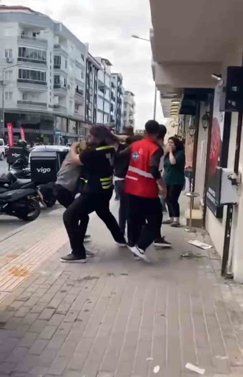 BURSA'DA İKİ KURYE ARASINDA ÇIKAN SÖZLÜ TARTIŞMA KAVGAYA DÖNDÜ. TARAFLARIN