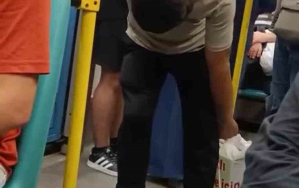 Bursa’da madde etkisindeki kişi toplu ulaşımda korku saçtı BURSA'DA UYUŞTURUCU MADDE ETKİSİNDEKİ BİR KİŞİ METROYA BİNDİ. METRO İÇİNDE