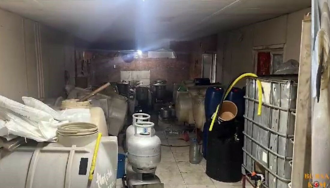 Bursa’da 4 ton sahte içki ele geçirildi BURSA'DA SAHTE ALKOL VE İÇKİ ÜRETİMİ İLE TİCARETİNİN, KULLANIMININ ÖNLENMESİNE