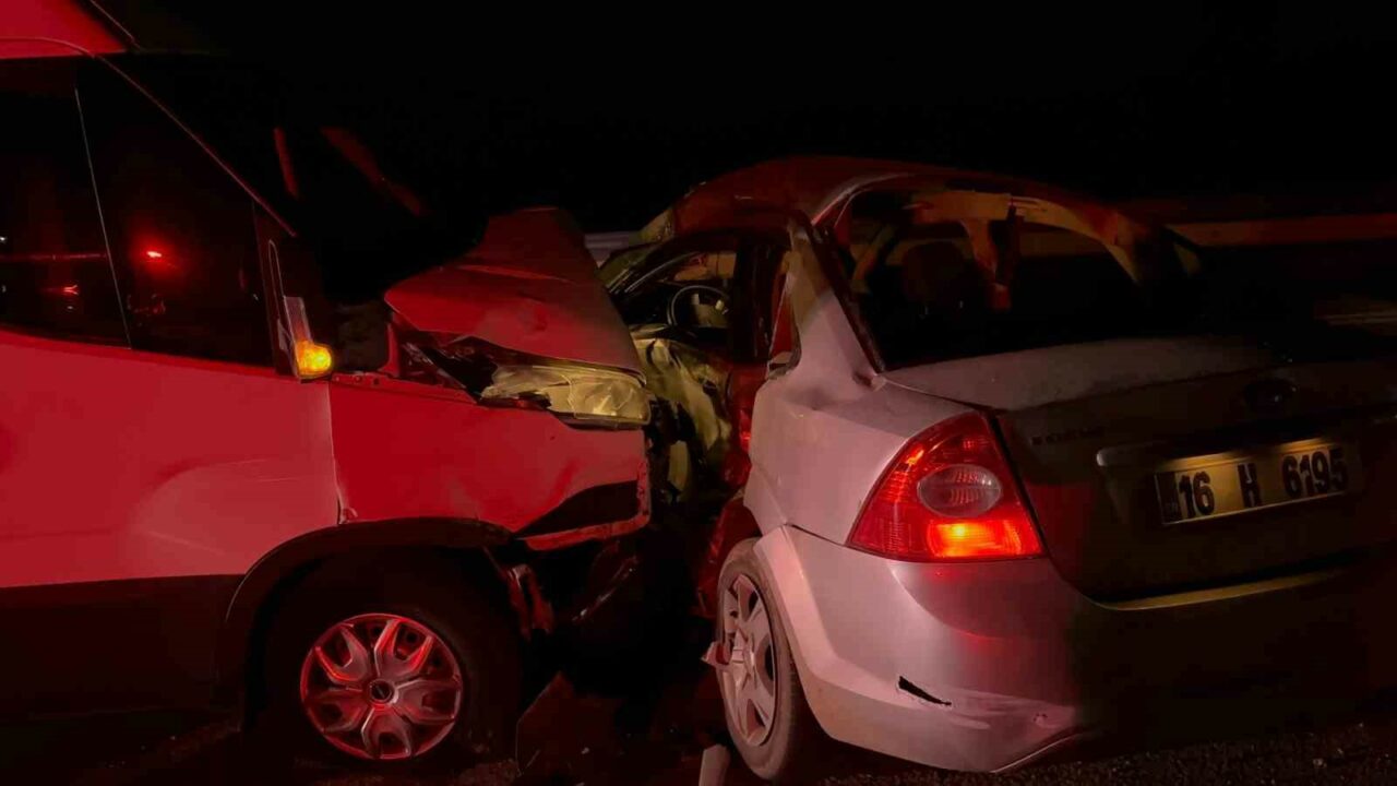 BURSA'NIN İZNİK İLÇESİNDE KAMYONET İLE OTOMOBİLİN ÇARPIŞMASI SONUCU 2 KİŞİ