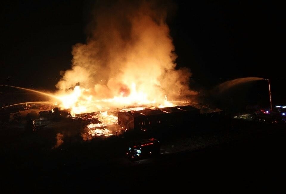 Bursa’da palet fabrikasında çıkan yangın, 4 saat sonra kontrol altına alındı BURSA’DA PALET FABRİKASINDA ÇIKAN YANGIN, 4 SAAT SONRA SÖNDÜRÜLDÜ