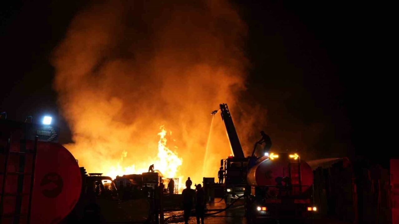 BURSA’DA PALET FABRİKASINDA ÇIKAN YANGINA MÜDAHALE SÜRÜYOR