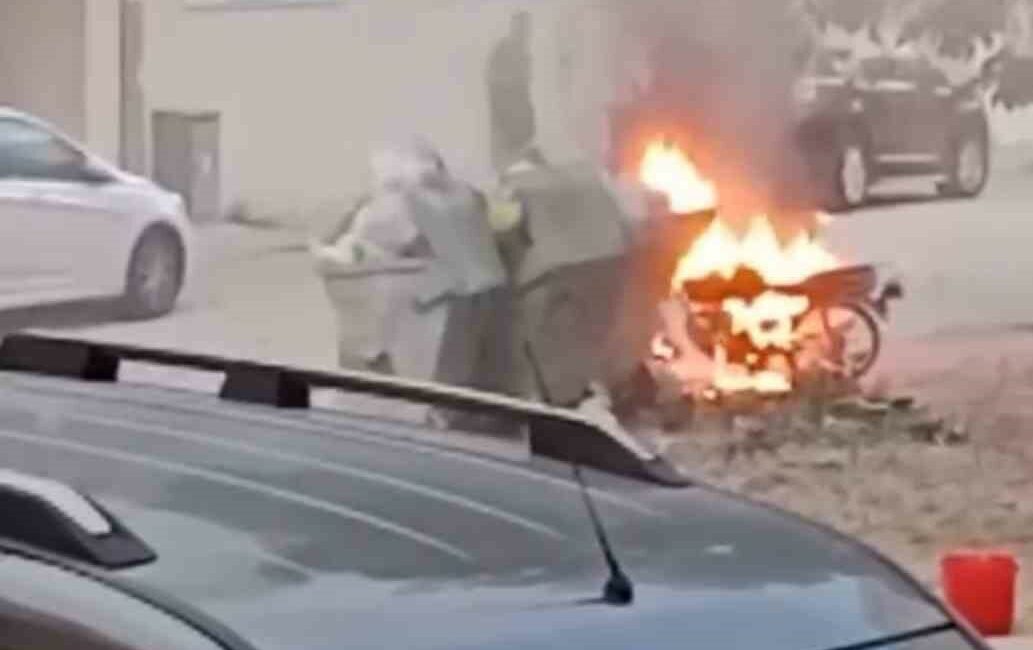 Bursa’da park halindeki motosiklet alev alev yandı BURSA'DA PARK HALİNDEKİ MOTOSİKLET ALEV ALEV YANDI