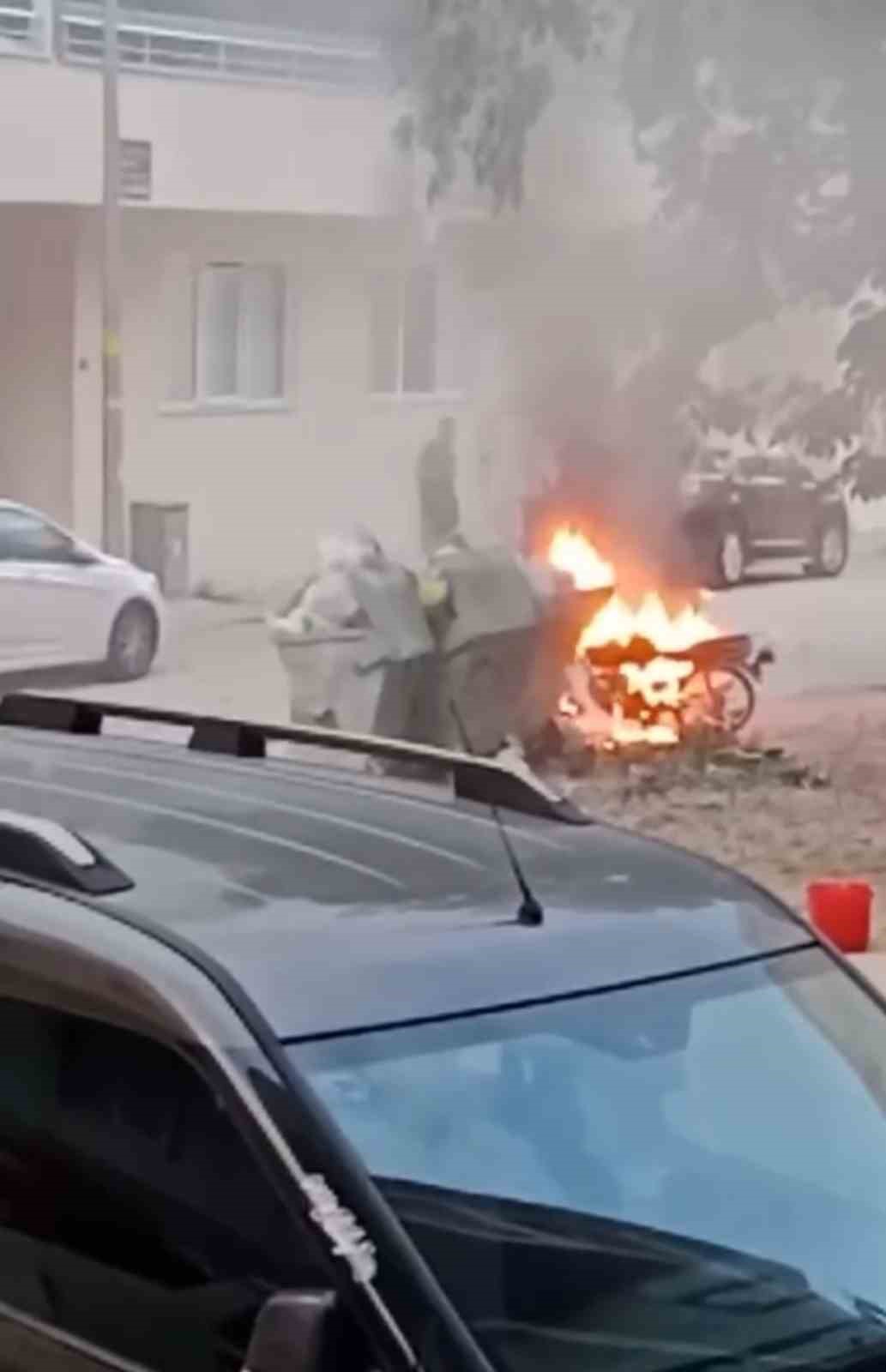 BURSA'DA PARK HALİNDEKİ MOTOSİKLET ALEV ALEV YANDI