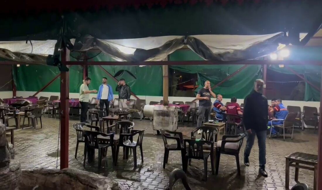 BURSA'YI DAKİKALAR İÇİNDE ABLUKA ALTINA ALAN SAĞANAK YAĞIŞ, VATANDAŞLARI ZOR