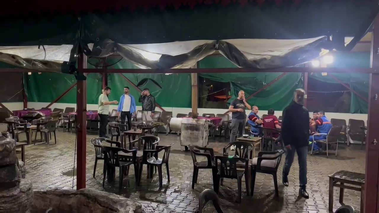 BURSA'YI DAKİKALAR İÇİNDE ABLUKA ALTINA ALAN SAĞANAK YAĞIŞ, VATANDAŞLARI ZOR