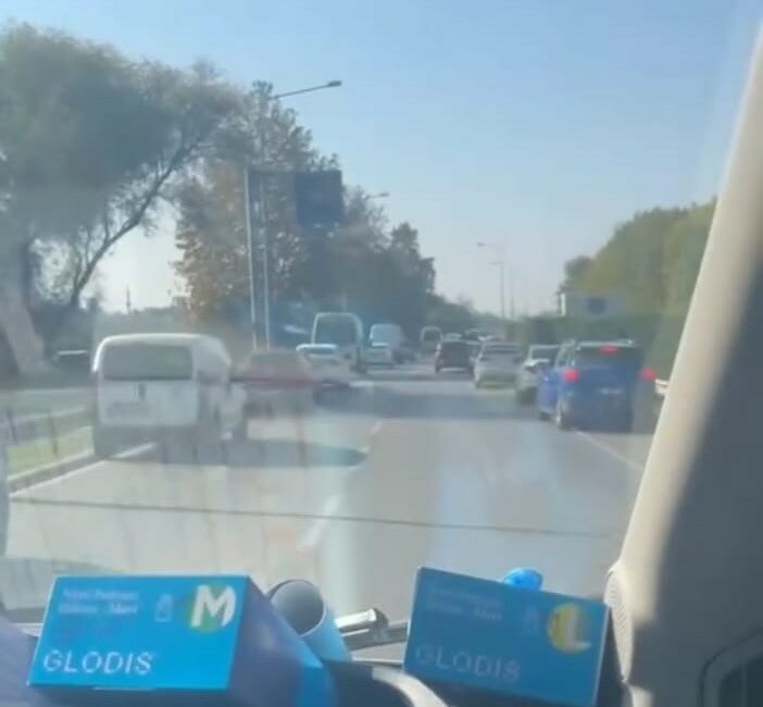 Bursa’da sürücülerin ’fermuar yöntemi’yle ambulansa yol vermesi kamerada BURSA’DA VAKAYA YETİŞMEYE ÇALIŞAN AMBULANSI FARK EDEN SÜRÜCÜLER, ‘FERMUAR SİSTEMİ’