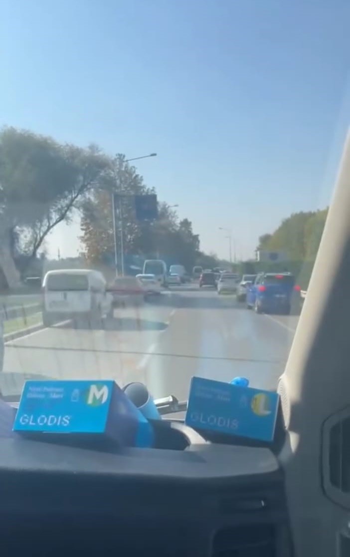 BURSA’DA VAKAYA YETİŞMEYE ÇALIŞAN AMBULANSI FARK EDEN SÜRÜCÜLER, ‘FERMUAR SİSTEMİ’