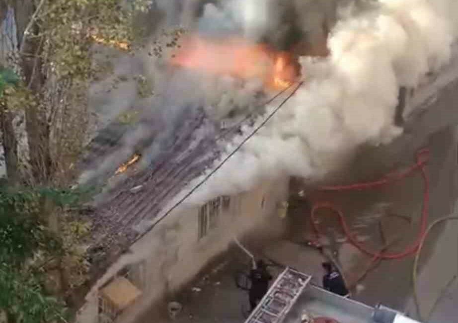 Bursa’da tek katlı ev alevlere teslim BURSA'NIN YILDIRIM İLÇESİNDE TEK KATLI EV ALEV ALEV YANDI. O