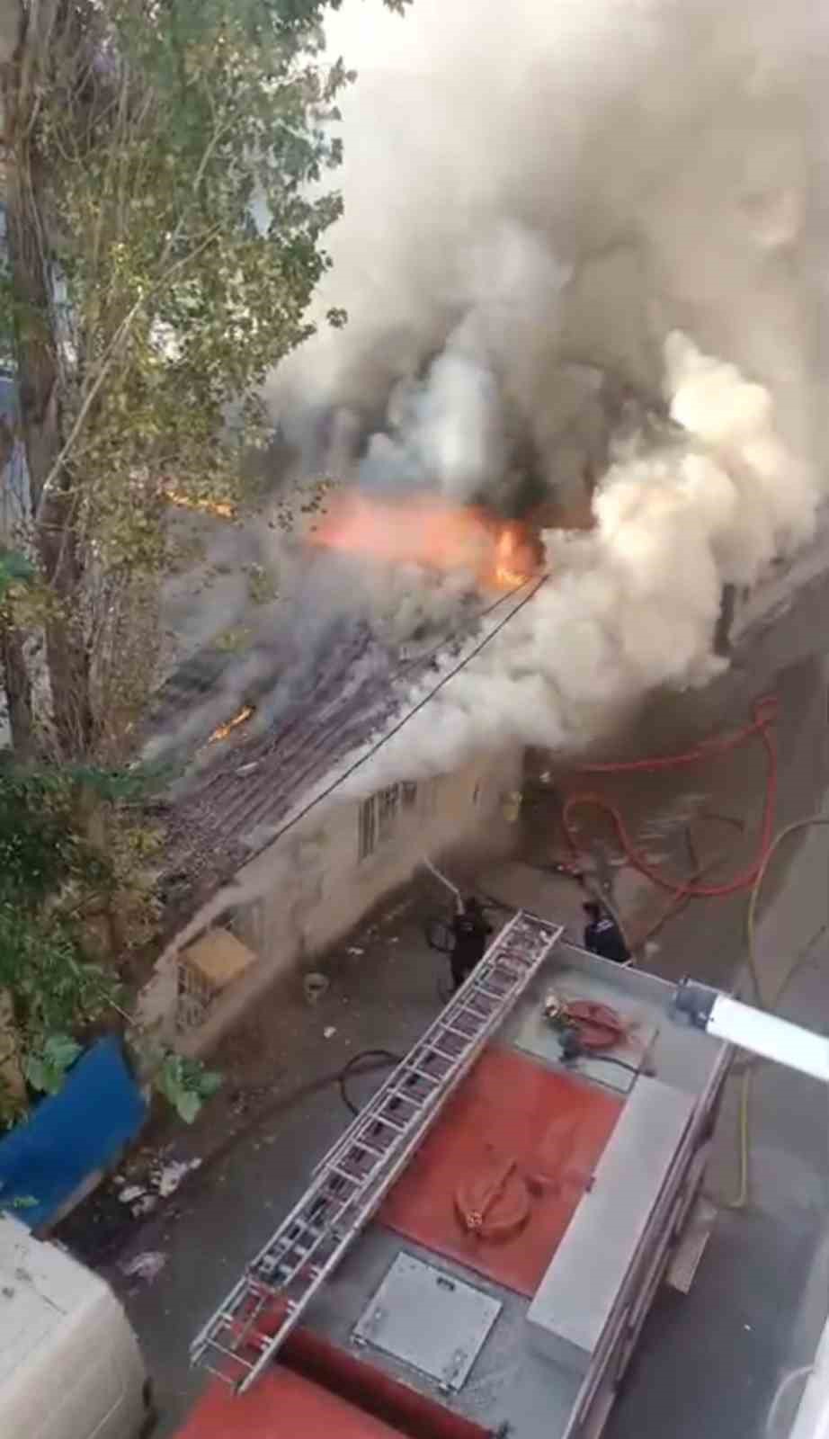 BURSA'NIN YILDIRIM İLÇESİNDE TEK KATLI EV ALEV ALEV YANDI. O