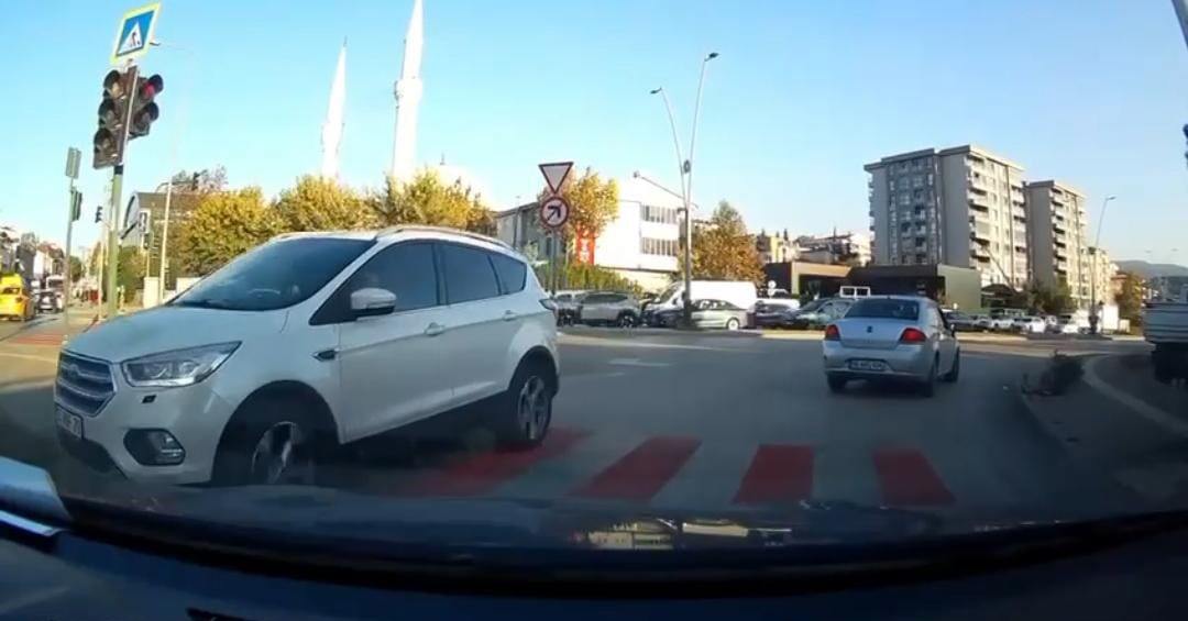 BURSA'DA TERS YÖNDE İLERLEYEN OTOMOBİL KAMERAYA YANSIDI