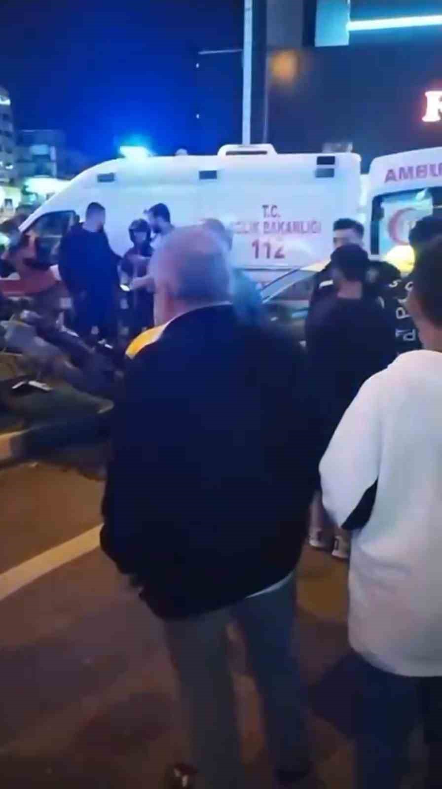 BURSA'DA MOTOSİKLET İLE TİCARİ TAKSİNİN KARIŞTIĞI KAZADA 1'İ AĞIR 2