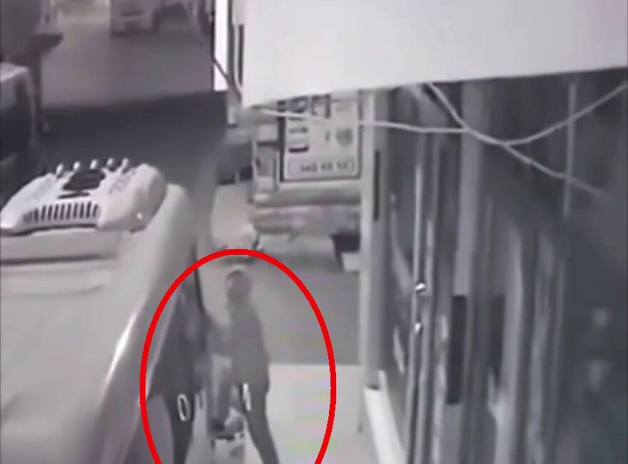 Bursa’da vicdansız hırsız kamerada: SMA hastası bebeğin kumbarasını çaldı HIRSIZLIK GÜVENLİK KAMERASINA YANSIDI.