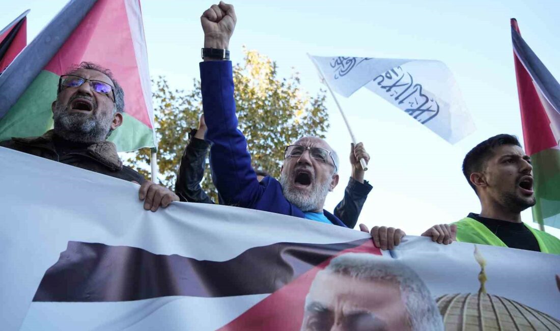 Bursa’da Yahya Sinvar için gıyabi cenaze namazı kılındı BURSA'DA GAZZE DAYANIŞMA PLATFORMU ÜYELERİ, SALDIRIDA HAYATINI KAYBEDEN HAMAS SİYASİ