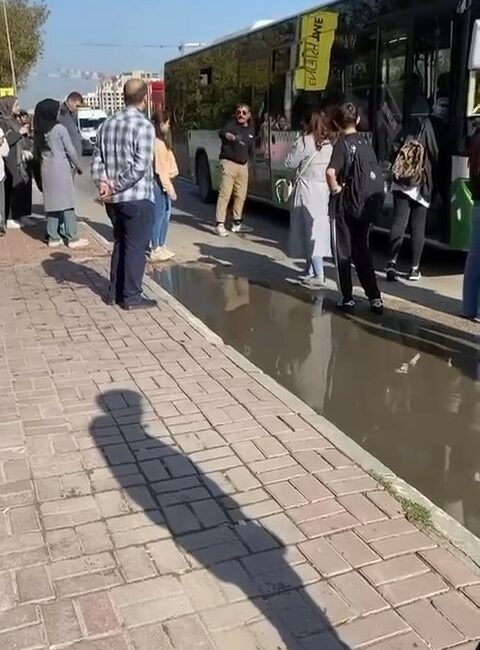 Bursa’da yolcuyla tartışan belediye otobüs şoförü inat edip gitmedi BURSA'DA YOLCUYLA TARTIŞAN BELEDİYE OTOBÜS ŞÖFORÜ, İNAT EDİP GİTMEDİ