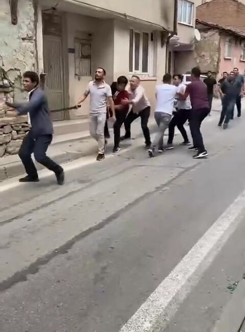 Bursa’da yumruk ve sopaların konuştuğu meydan muharebesi kamerada BURSA'DA İKİ GRUP ARASINDA ÇIKAN KAVGA, MEYDAN MUHAREBESİNE DÖNDÜ.