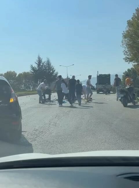 Bursa’da yürek ısıtan görüntü…Yere dökülen armutları gören sürücüler yardımına koştu BURSA'DA YÜREK ISITAN GÖRÜNTÜ : YERE DÖKÜLEN ARMUTLARI GÖREN SÜRÜCÜLER