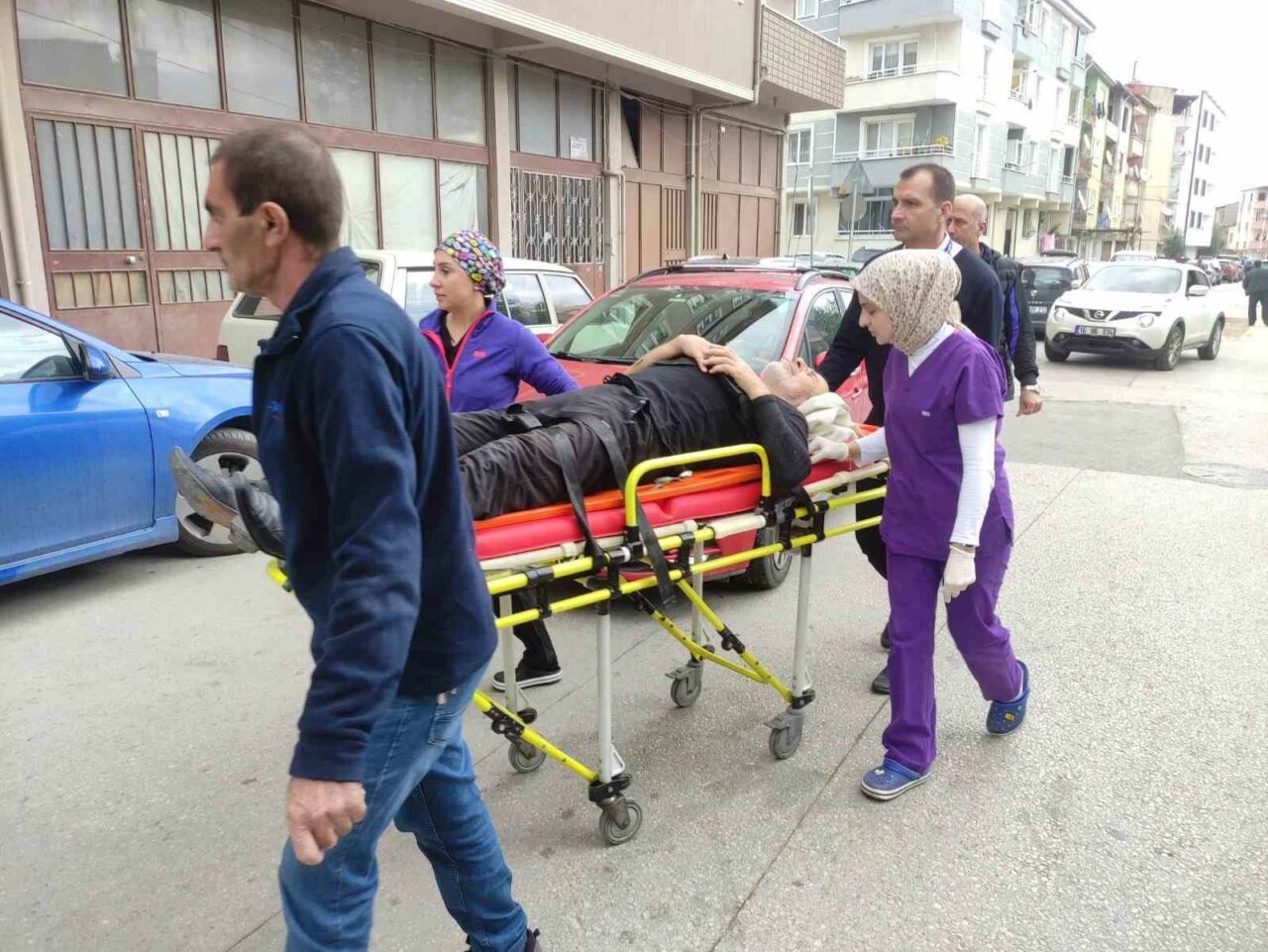 ZEYTİN BUDARKEN AĞAÇTAN DÜŞEN YAŞLI ADAM YARALANDI