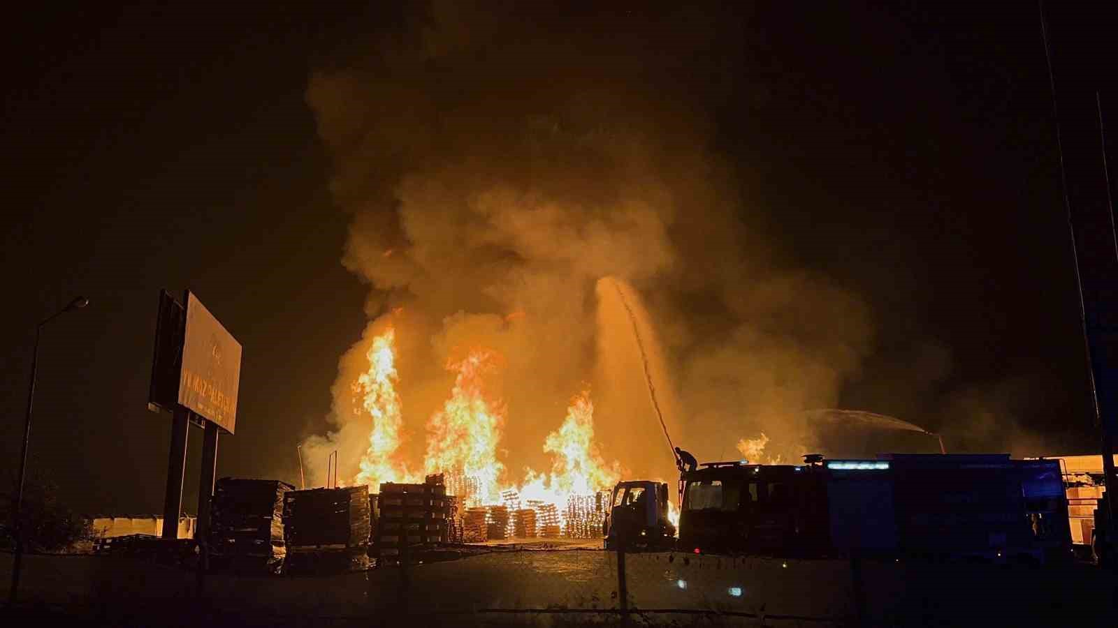 BURSA'NIN KARACABEY İLÇESİNDE PALET FABRİKASINDA YANGIN ÇIKTI. OLAY YERİNE ÇOK