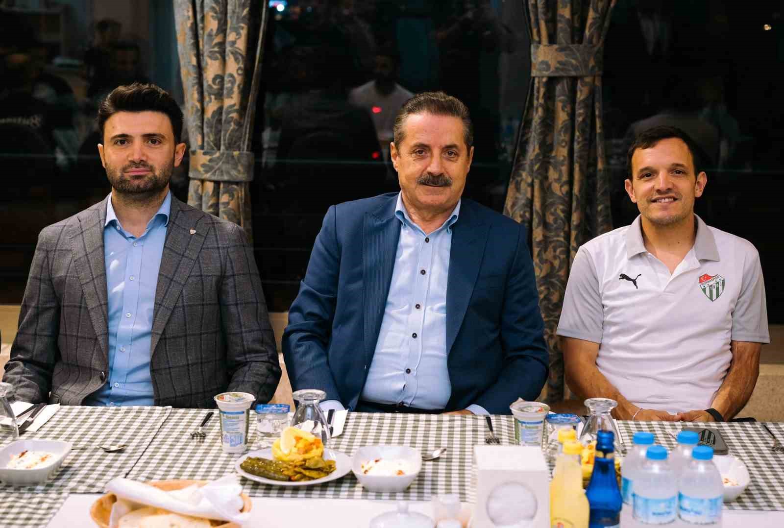 BURSASPOR, MORAL YEMEĞİNDE BİR ARAYA GELDİ.