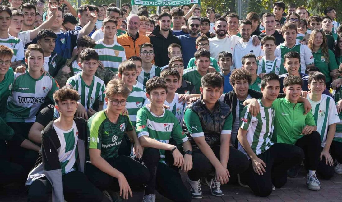 Bursaspor oyuncuları öğrenciler ile buluştu BURSASPOR OYUNCULARI, MEHMET KEMAL COŞKUNÖZ MESLEKİ VE TEKNİK ANADOLU LİSESİ