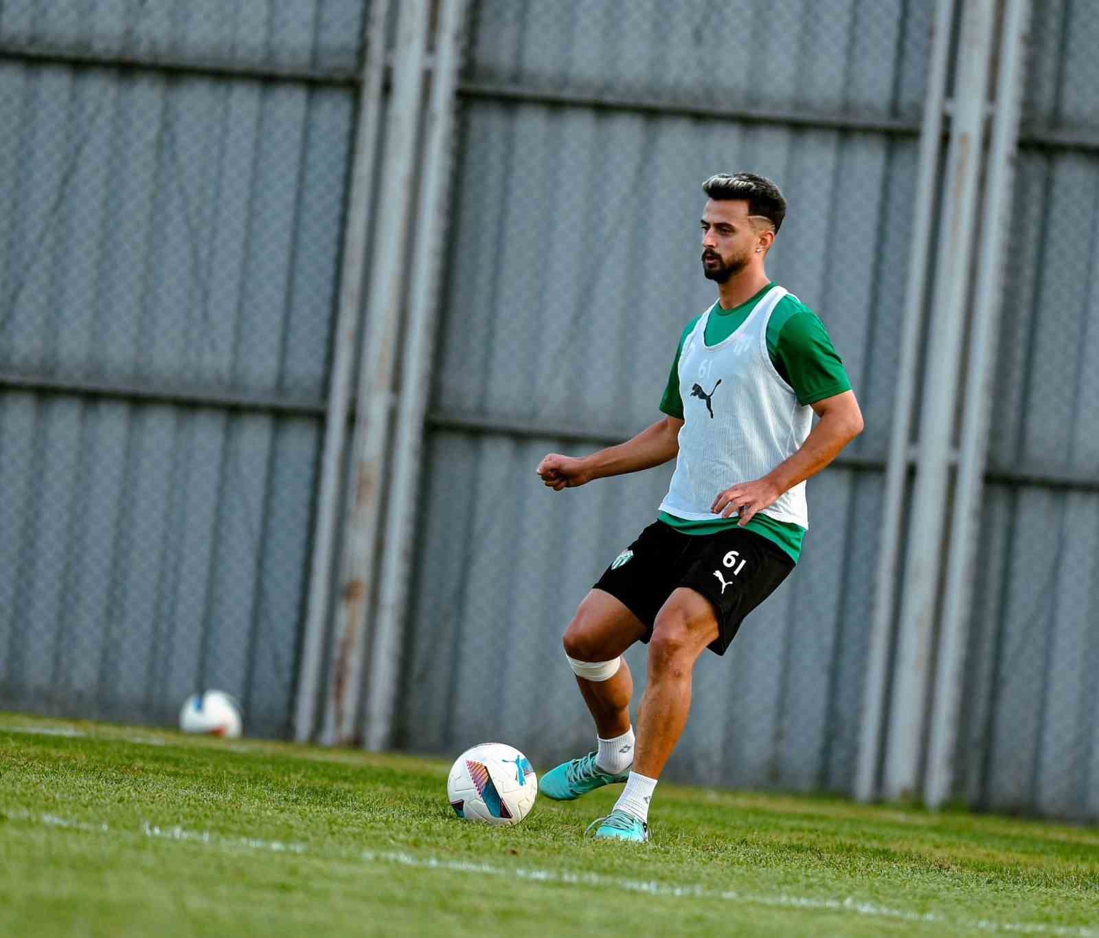 Bursaspor’da Silifke Belediye Spor maçı hazırlıkları başladı BURSASPOR'DA HAZIRLIKLAR ÖZLÜCE İBRAHİM YAZICI TESİSLERİ'NDE DEVAM EDİYOR.