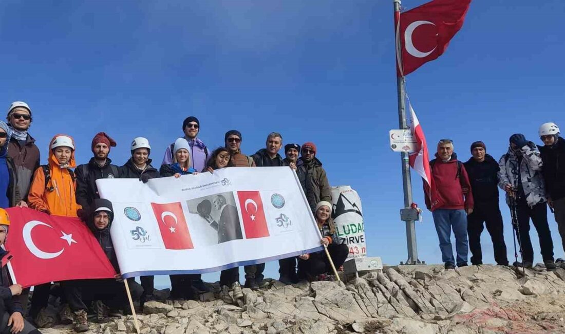 BUÜ Uludağ’ın zirvesinde Cumhuriyet Bayramı’nı kutladı BURSA ULUDAĞ ÜNİVERSİTESİ'NİN (BUÜ) AKADEMİK VE İDARİ PERSONELİ İLE ÖĞRENCİLERİ,
