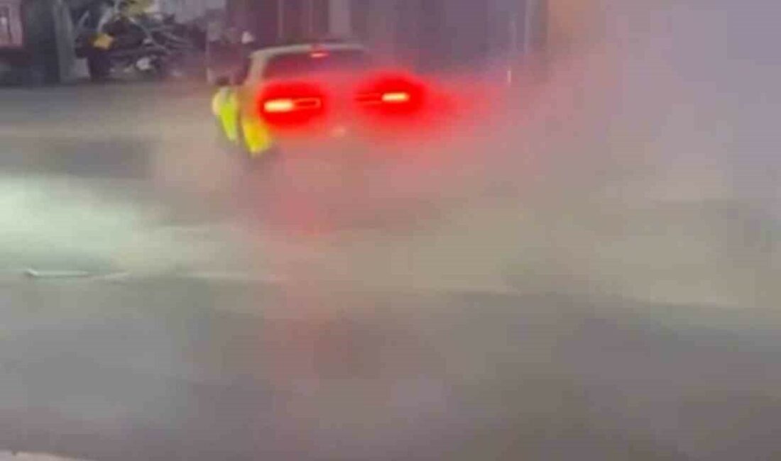 Cadde üzerinde drift kamerada BURSA’DA BİR SÜRÜCÜ LÜKS ARACIYLA DAKİKALARCA DRİFT ATIP TOZU DUMANA