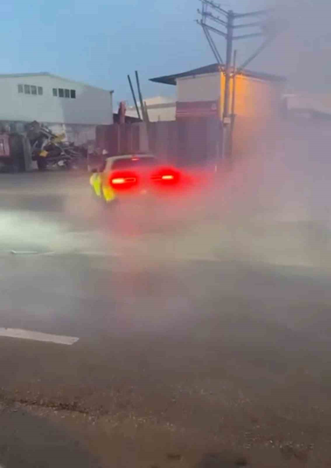 BURSA’DA BİR SÜRÜCÜ LÜKS ARACIYLA DAKİKALARCA DRİFT ATIP TOZU DUMANA