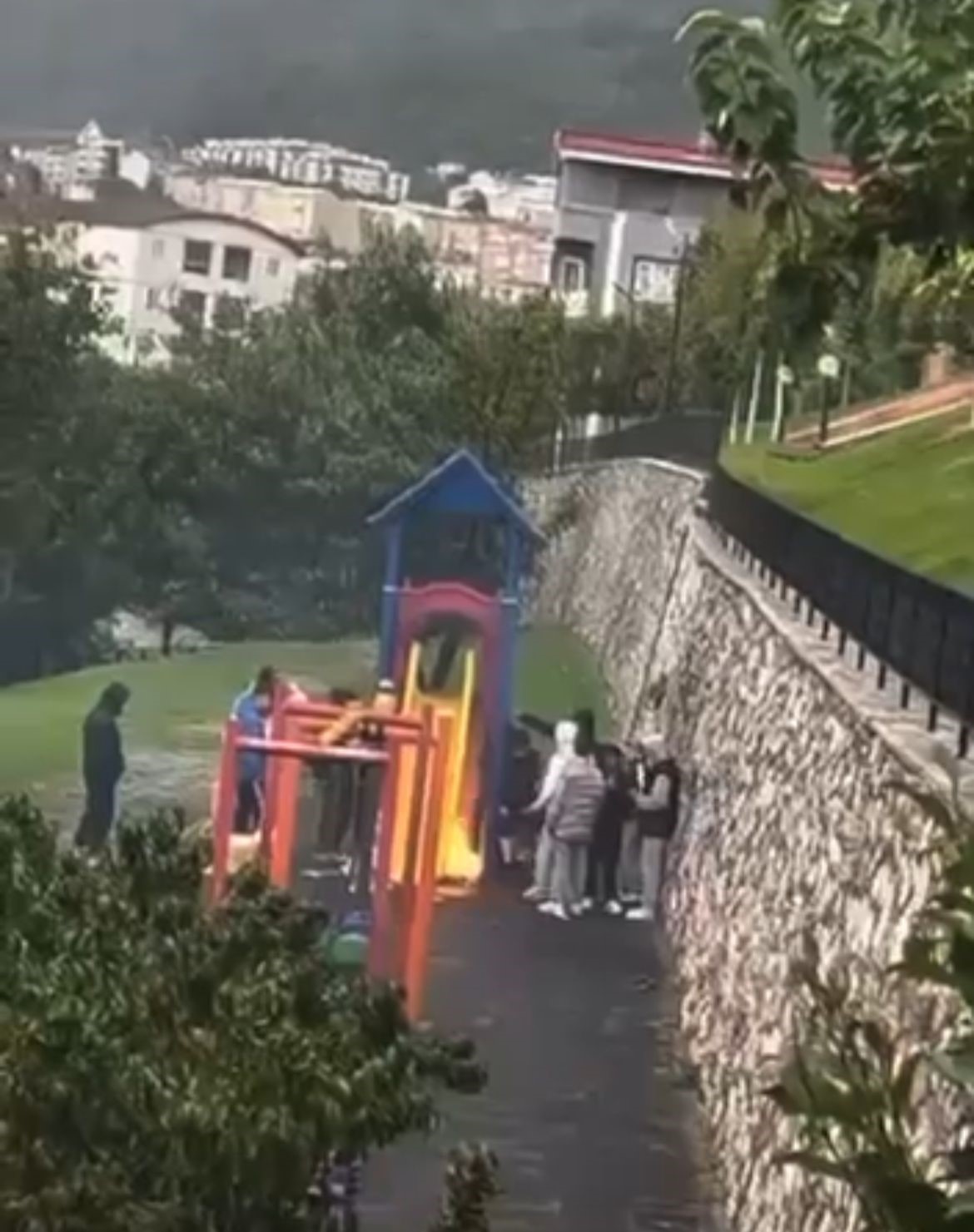 BURSA’DA BİR PARKTA YAŞANAN OLAYDA, KİMLİĞİ BELİRLENEMEYEN ŞAHISLAR, ÇOCUK PARKINDAKİ