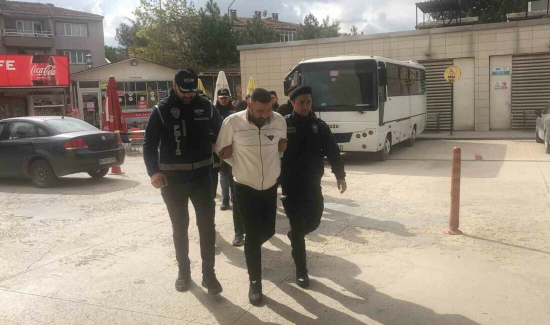 Çökertilen tefeci çetesinin 2 üyesi tutuklandı BURSA'NIN İNEGÖL İLÇESİNDE EMNİYET MÜDÜRLÜĞÜ EKİPLERİNCE DÜZENLENEN OPERASYONDA YAKALANAN 6