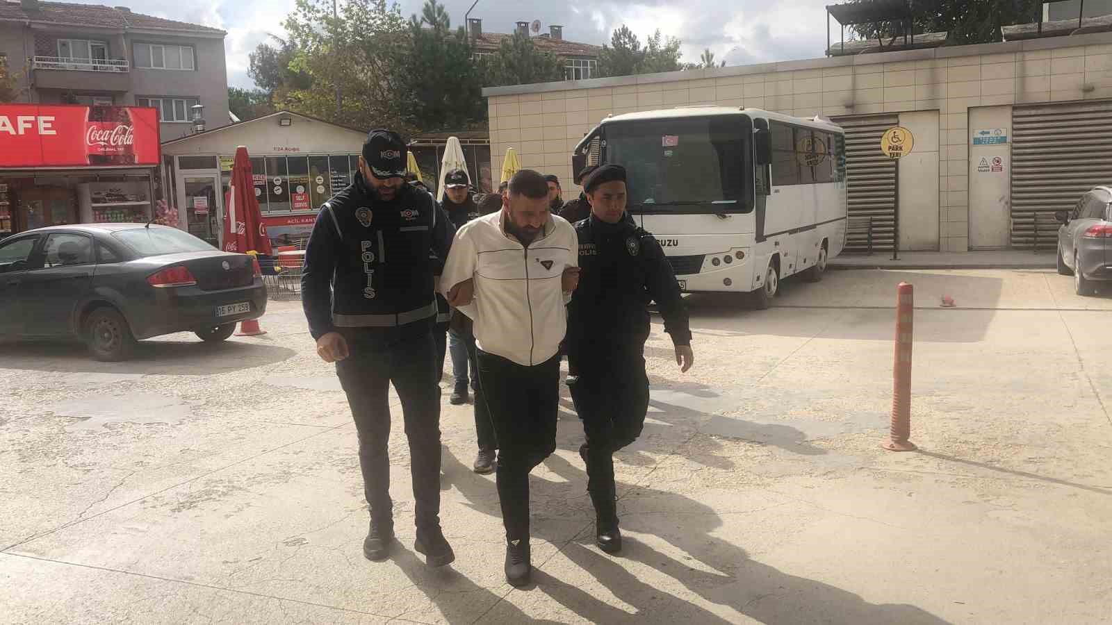 BURSA'NIN İNEGÖL İLÇESİNDE EMNİYET MÜDÜRLÜĞÜ EKİPLERİNCE DÜZENLENEN OPERASYONDA YAKALANAN 6